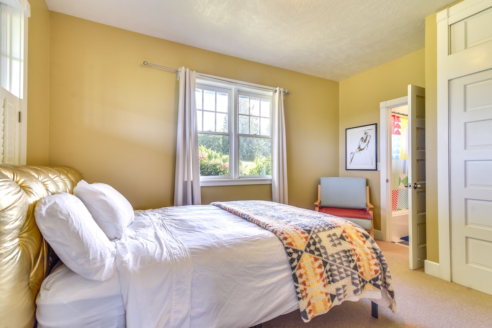 Rainier Home on 20 Acres with Blueberry Farm — 4-Star Luxury Hotel in Kalama, United States