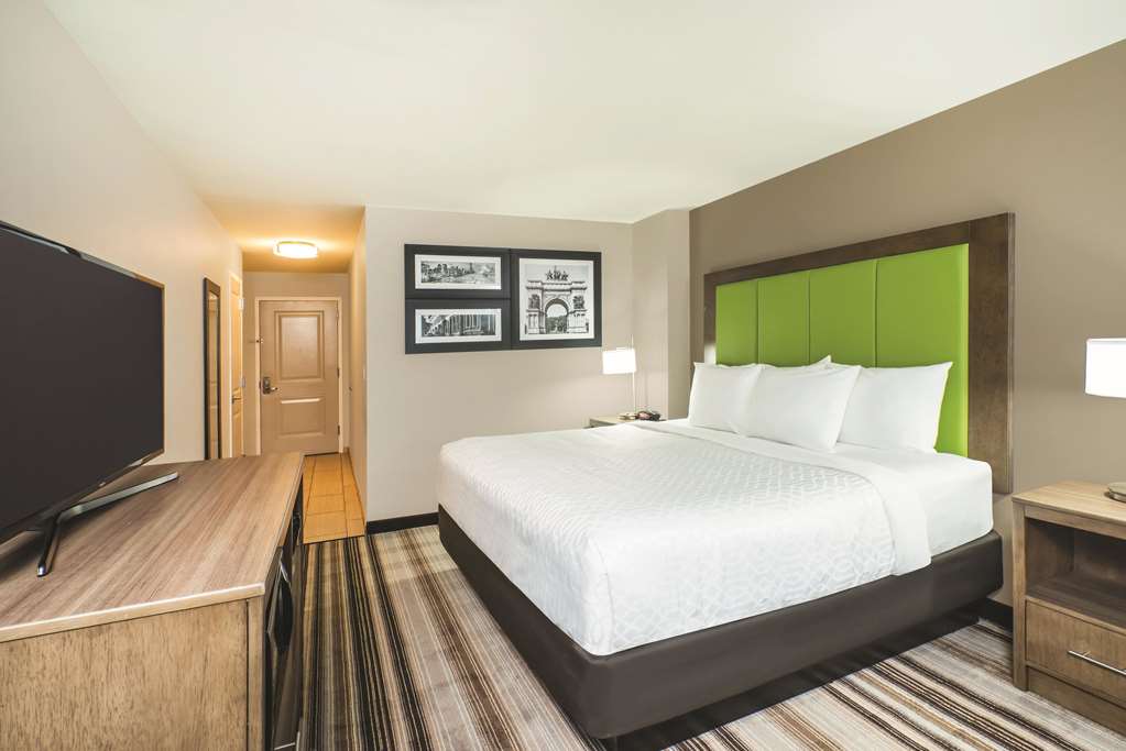 La Quinta Inn & Suites by Wyndham Brooklyn Central - photo 16