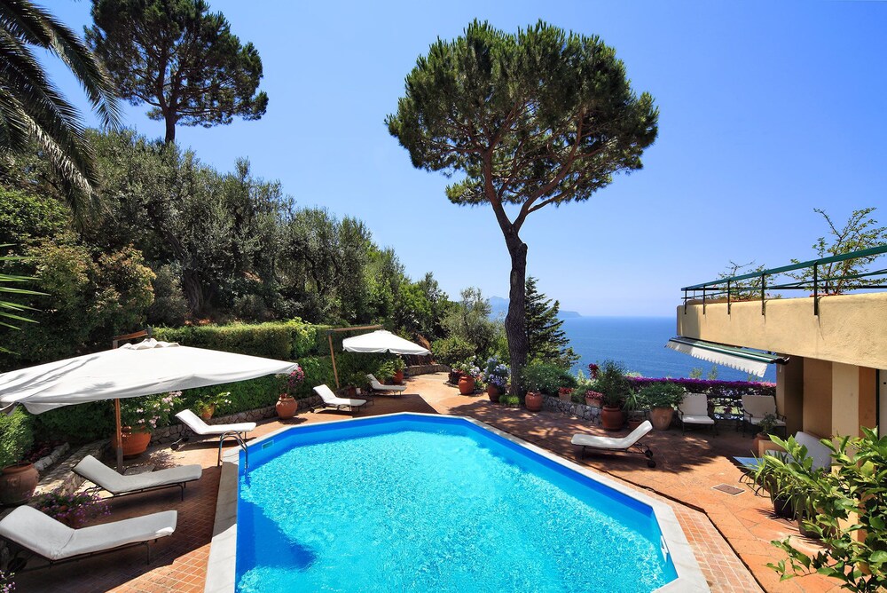 Villa Pisani Piscina Giardino Terrazzi Panoramici Su Capri — 4-Star Luxury Hotel in Massa Lubrense, Italy