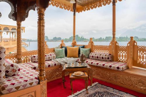 LohonoStays Harmukh Houseboat — 5-Star Luxury Hotel in Srinagar, India