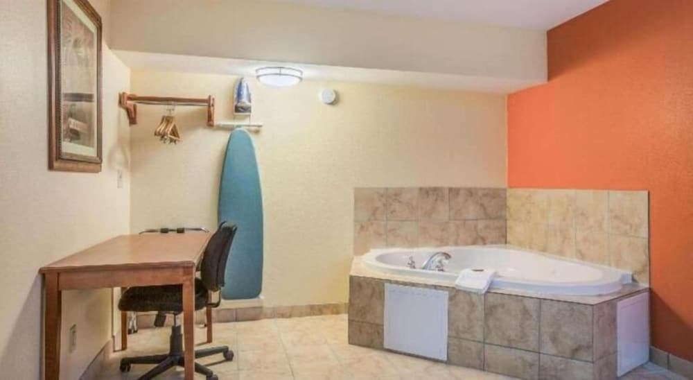 Rodeway Inn and Suites Macon - photo 13