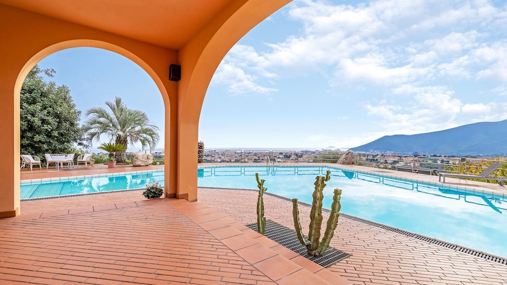 Villa Elda 6 Emma Villas — 4-Star Luxury Hotel in Loano, Italy