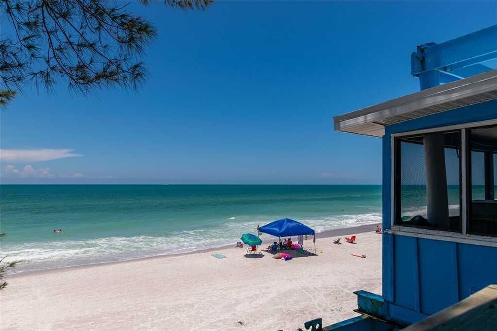 Crows Nest - carbon neutral hotel in Bradenton Beach