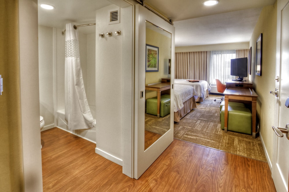 Hampton Inn & Suites Asheville Airport - photo 22