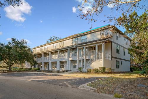 Renovated Modern Industrial Suite 2 BR Condo — 4-Star Luxury Hotel in Gainesville, United States