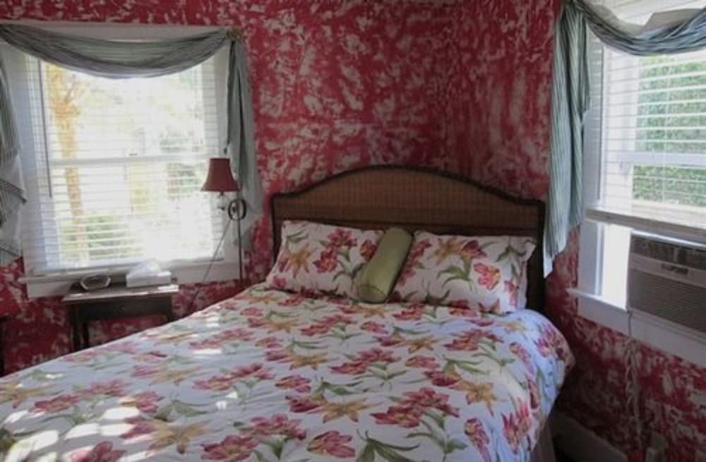 Secret Garden Inn and Cottages - photo 7