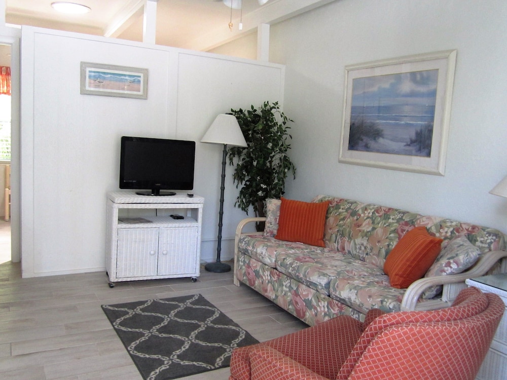 Tropical Winds Motel & Cottages - photo 39