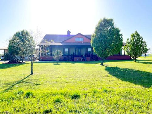Luxurious farm house 5 bed 4 bath pool and spa. — 4-Star Luxury Hotel in Bonham, United States