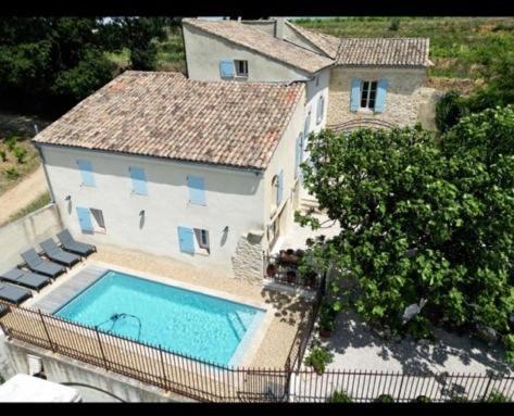 Ferme De L'arnesque — 4-Star Luxury Hotel in Chateauneuf-Du-Pape, France