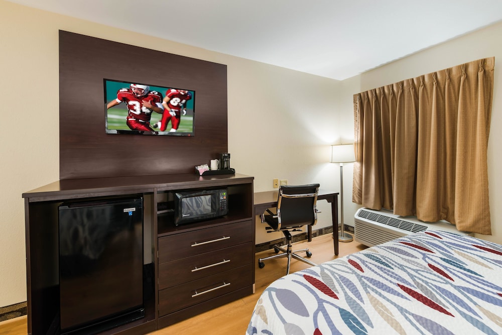 Econo Lodge Inn & Suites - photo 12