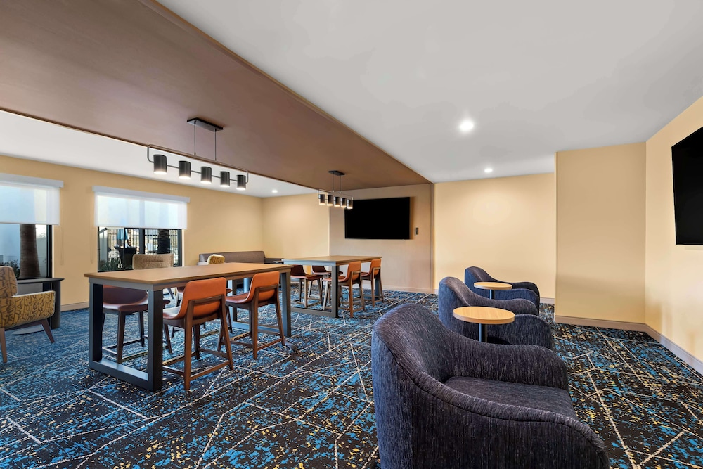 Hampton Inn & Suites by Hilton Corona - photo 47