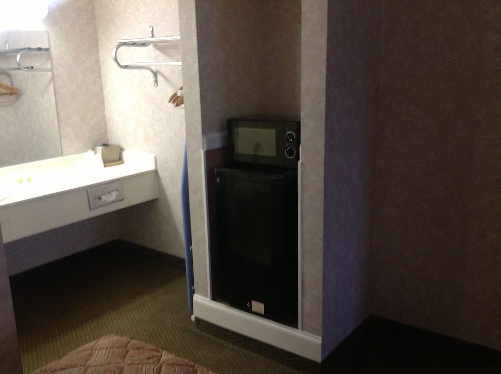 Colonial Inn & Suites Airport Graceland - photo 25