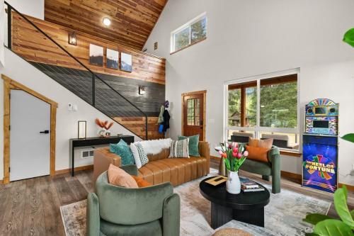 Rainier XL Chalet EV Hot Tub Game Room Guest Suite — 4-Star Luxury Hotel in Ashford, United States