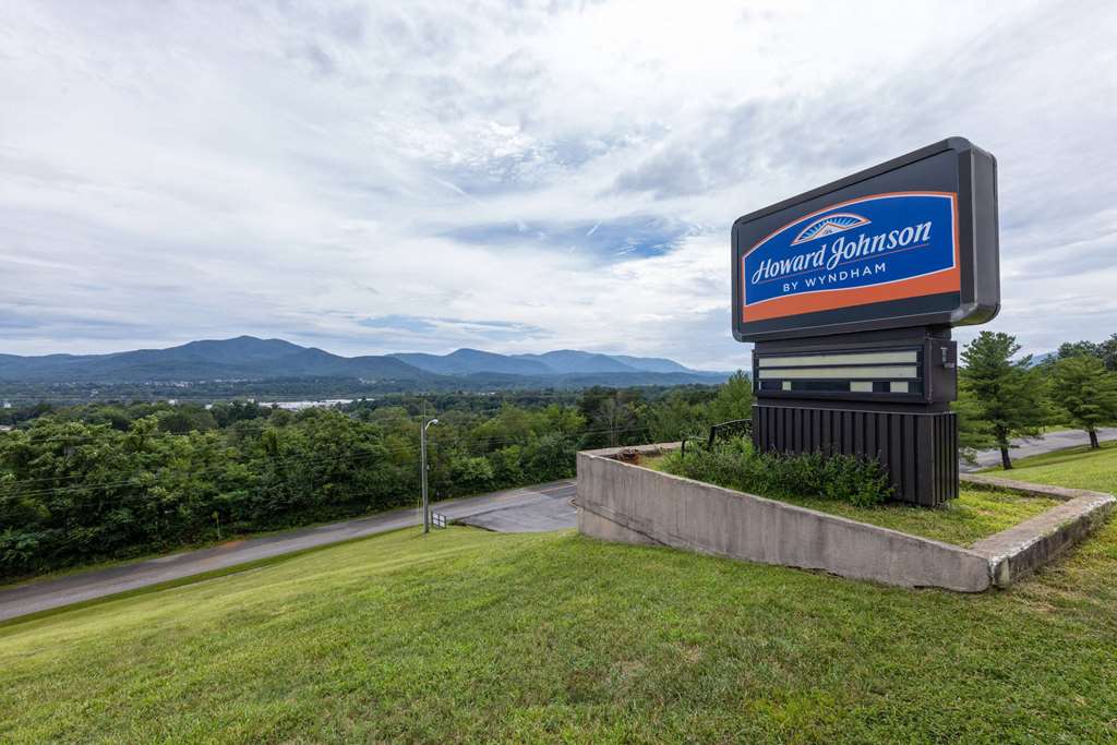 Howard Johnson Hotel & Conference Center by Wyndham Salem - photo 6