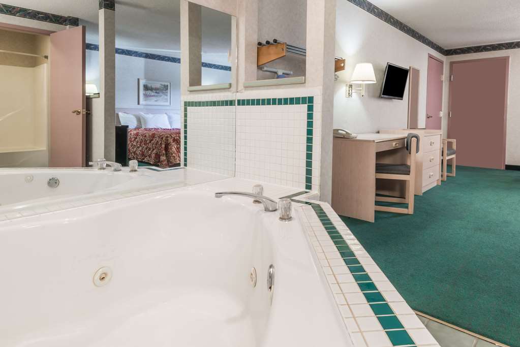 Knights Inn Ottawa - photo 11
