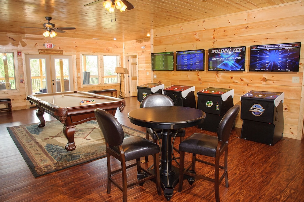 Sycamore Mansion 14 Bedroom Cabin by RedAwning — 4-Star Luxury Hotel in Sevierville, United States