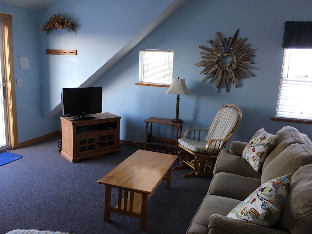 East Harbour Motel and Cottages - photo 30