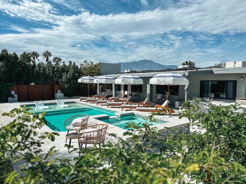The Yucca Hotel - photo 2