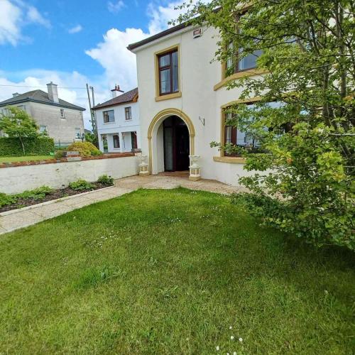 Abbeyfeale Home Sleeps 6 Private Garden — 4-Star Luxury Hotel in Abbeyfeale, Republic of Ireland