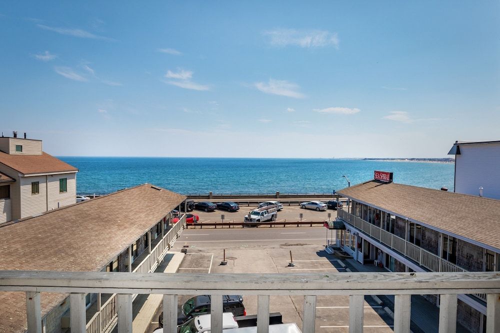 Sea Spiral Suites Motel — Hampton