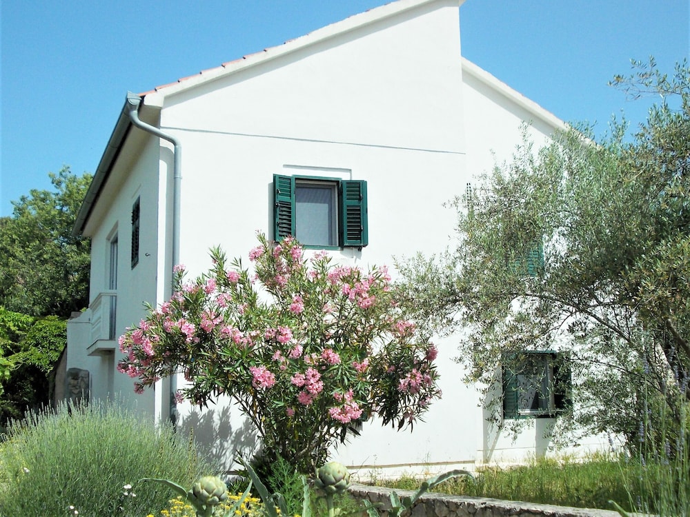 Rustic House Miketa Family Summertime — 4-Star Luxury Hotel in Preko, Croatia