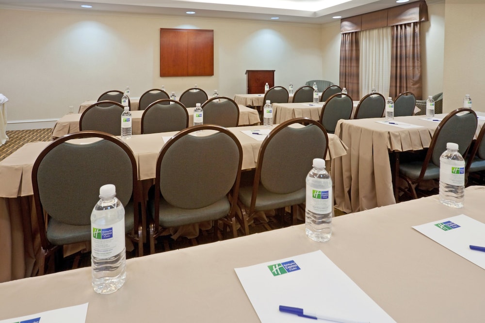 Holiday Inn Express & Suites Waxahachie by IHG - photo 45