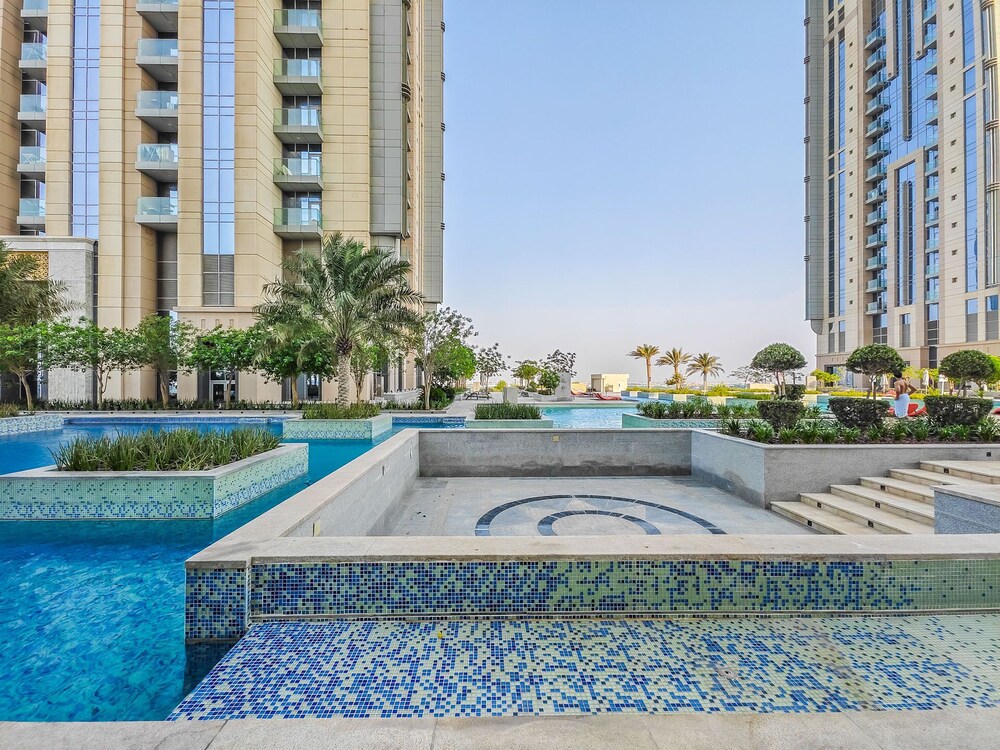 Modern Apartment With Partial Canal and Pool View — 4-Star Luxury Hotel in Dubai, United Arab Emirates