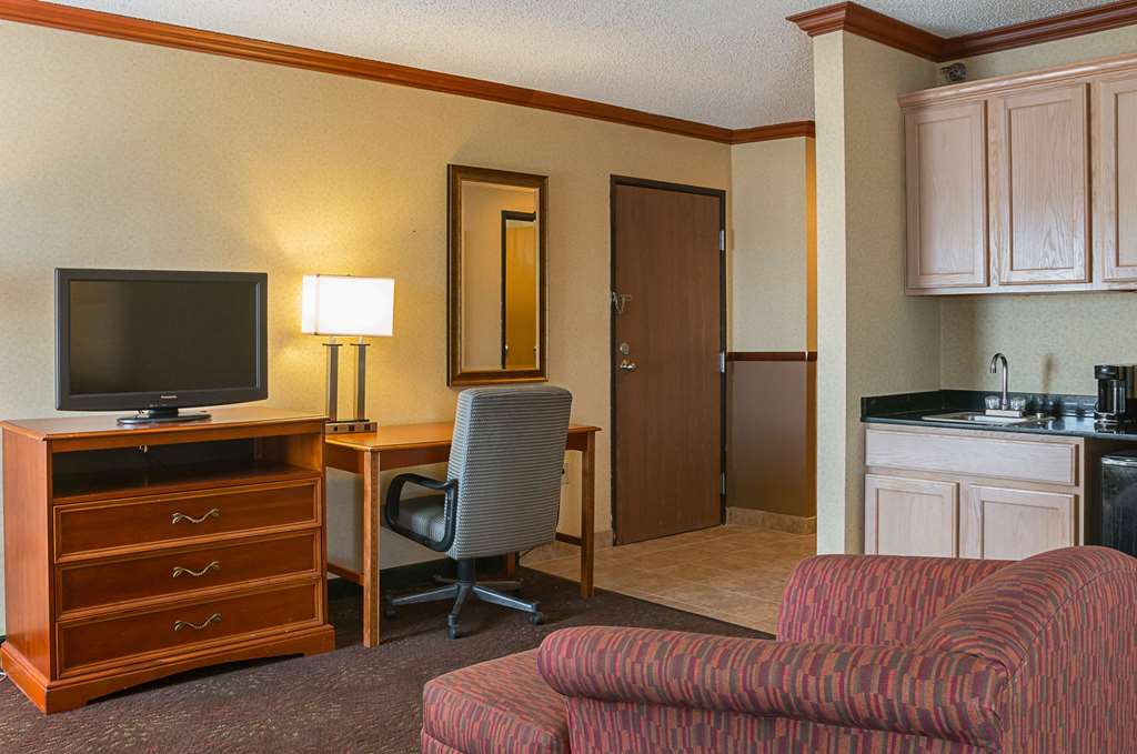 Quality Inn & Suites Detroit Metro Airport - photo 8