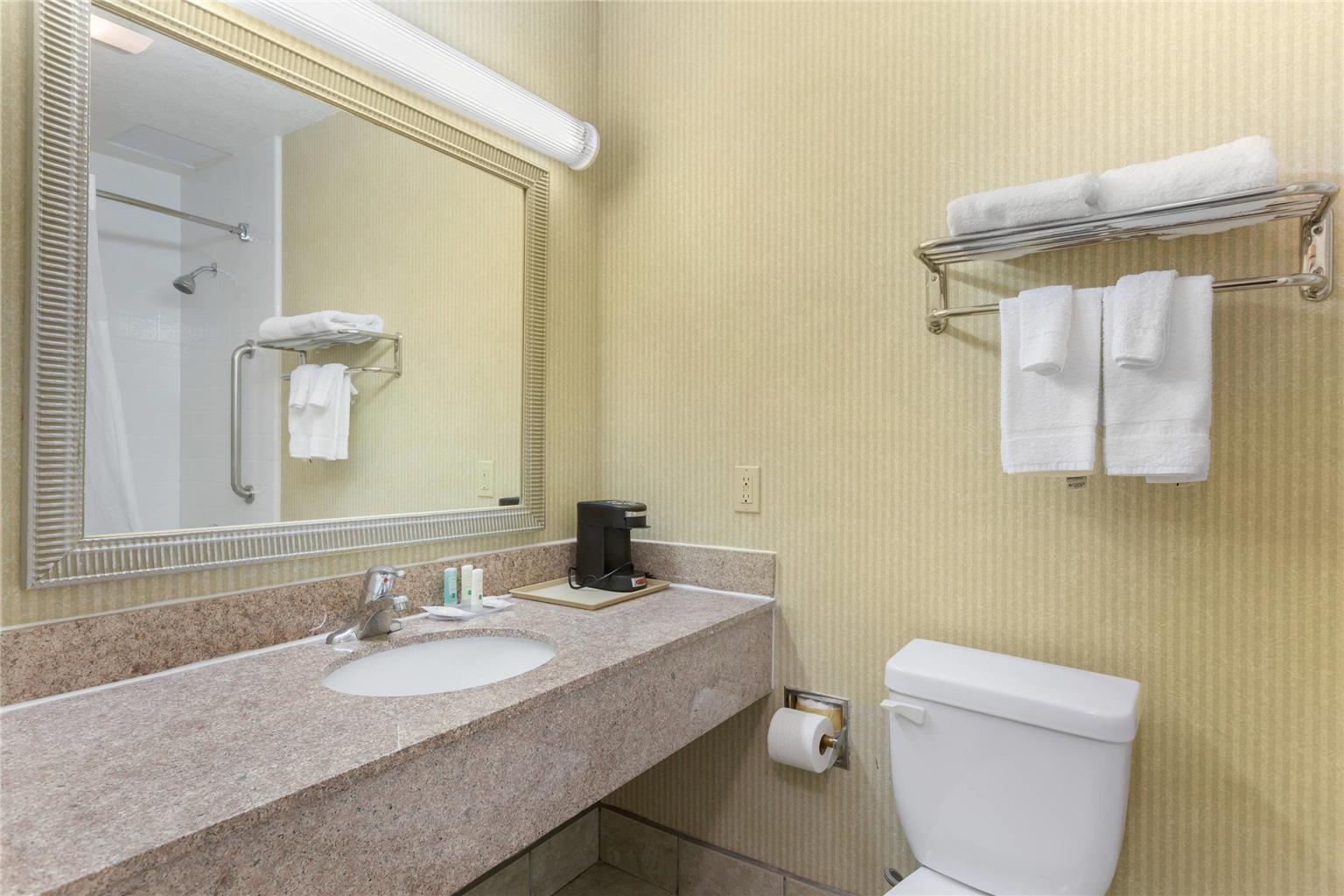 Quality Inn & Suites Oceanside near Camp Pendleton - photo 20