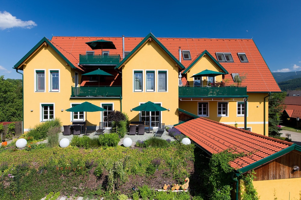 Komfort Appartements Zirbenland Adult Only — hotel in Weisskirchen In Steiermark