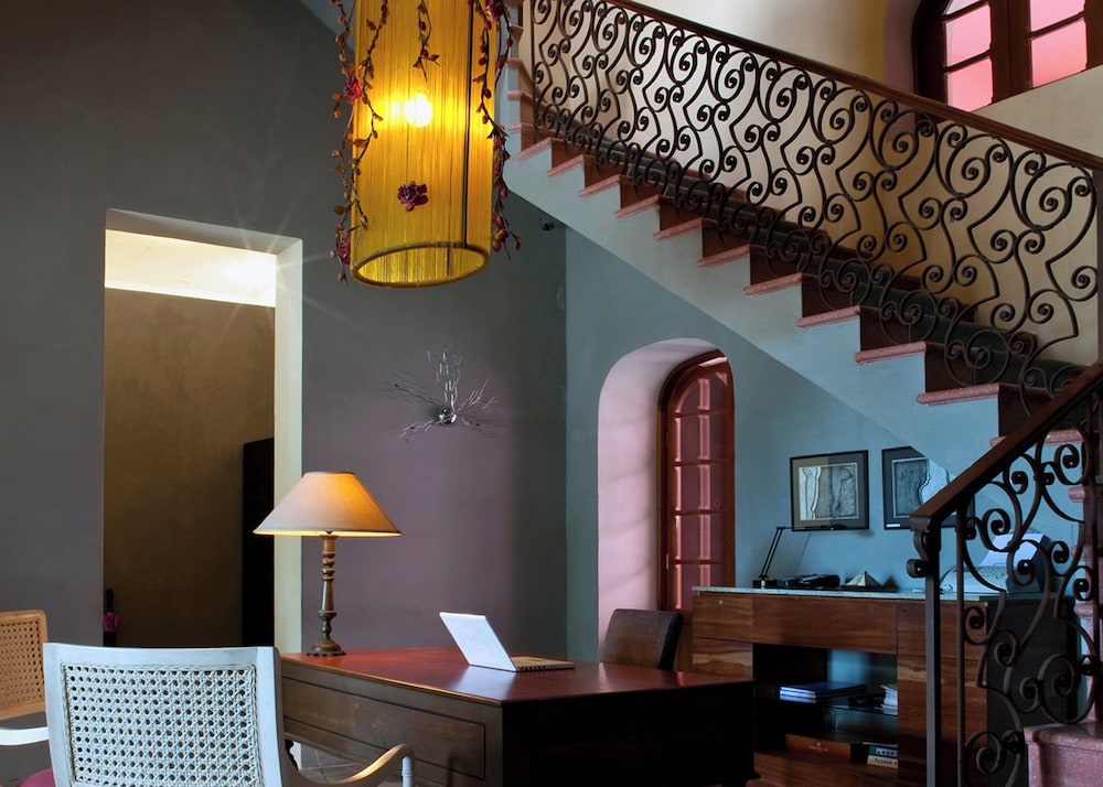 Lobby lounge