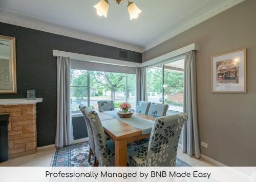 Roycox Cottage Charming Escape Fireplace — 4-Star Luxury Hotel in Dubbo, Australia