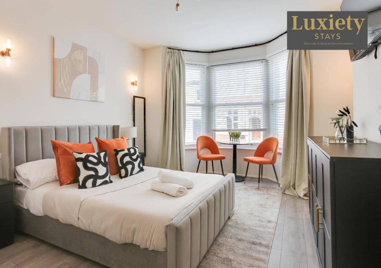 Elegant & Chic 1BR City Centre 3 mins to HIGH STREET by Luxiety Stays Serviced Accommodation — 5-Star Luxury Hotel in Southend-On-Sea, United Kingdom