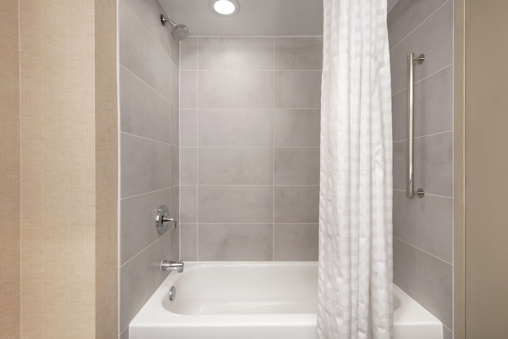Embassy Suites by Hilton Cleveland Rockside - photo 22