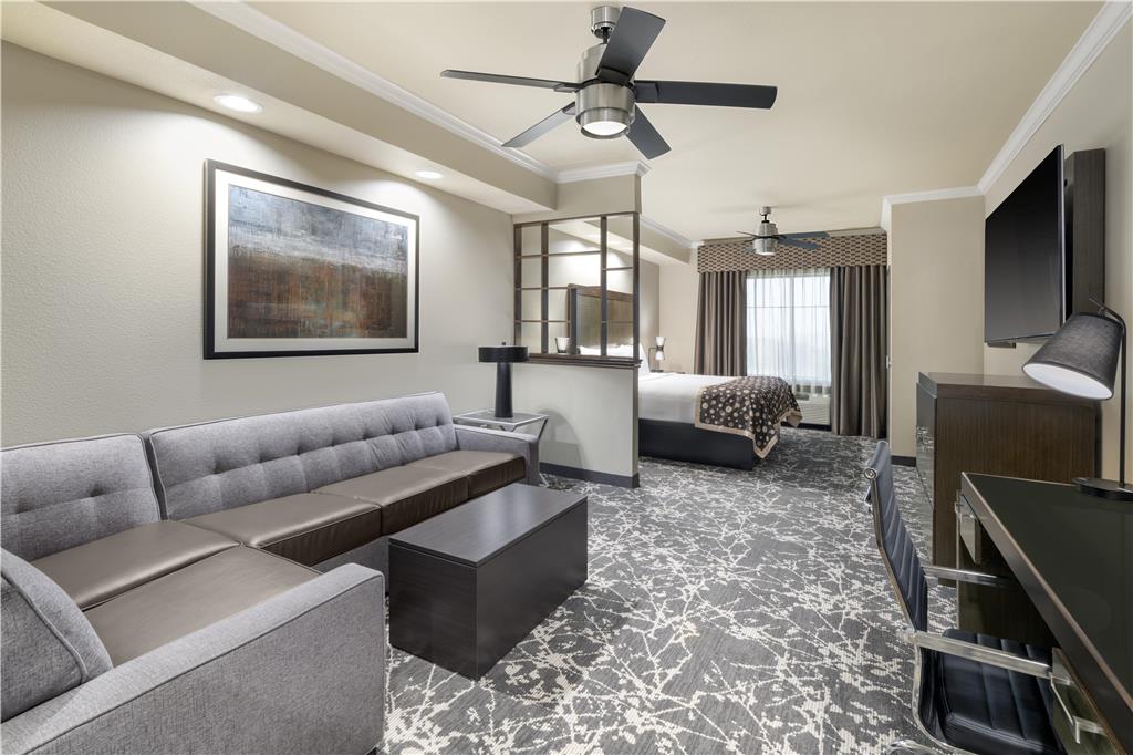 Best Western Premier Crown Chase Inn & Suites - photo 3
