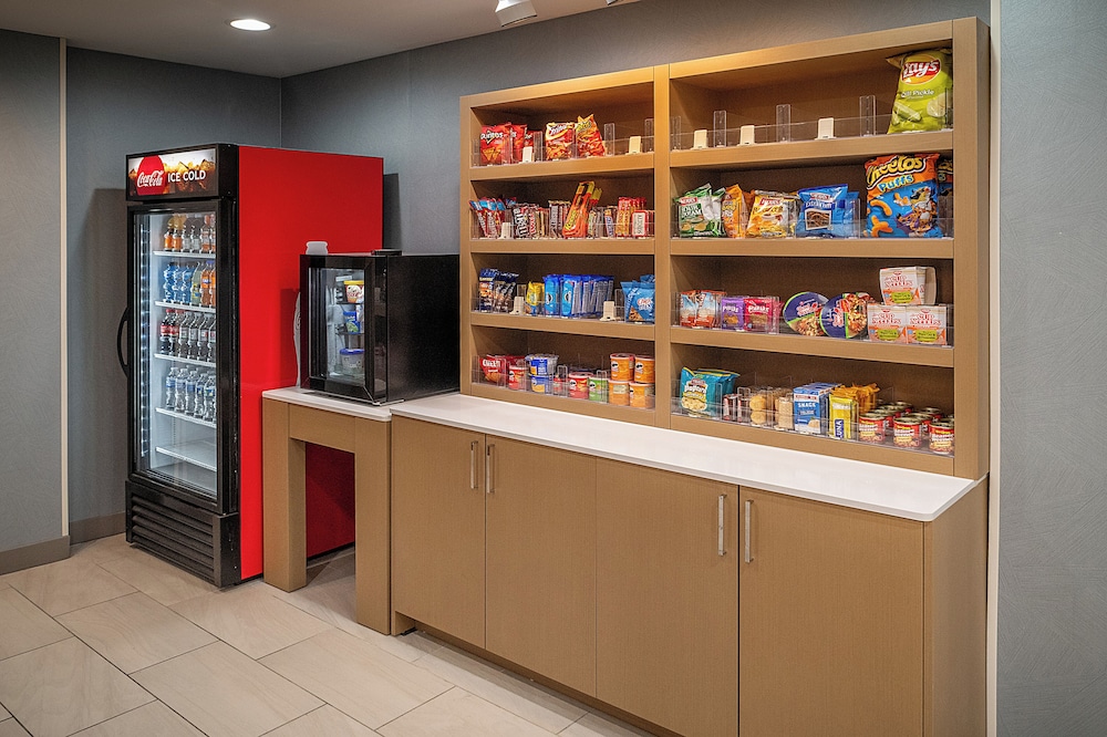 Holiday Inn Express and Suites Fairmont an IHG Hotel - photo 2