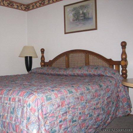 Economy Inn & Suites Cedar Lake - photo 4