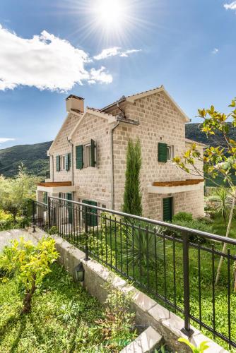 Lavender house with shared pool — 4-Star Luxury Hotel in Herceg-Novi, Montenegro