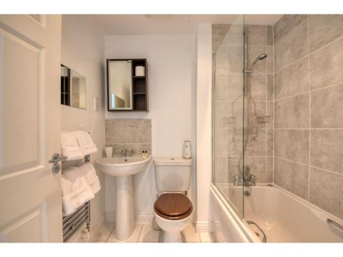 Peaceful terrace house with allocated parking bay Pass the Keys
