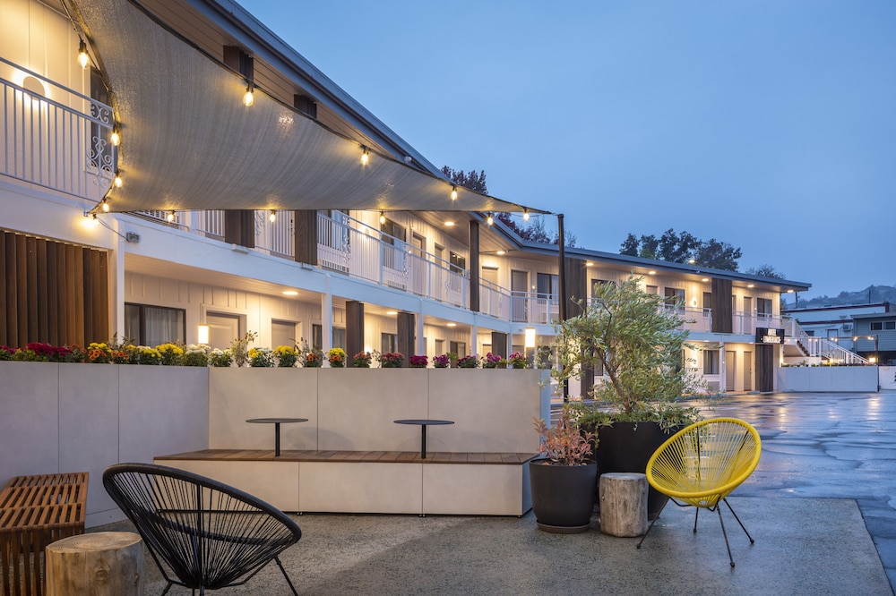 The Lumberjack Hotel - photo 45