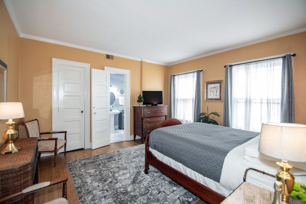 Looking Glass Inn - photo 25