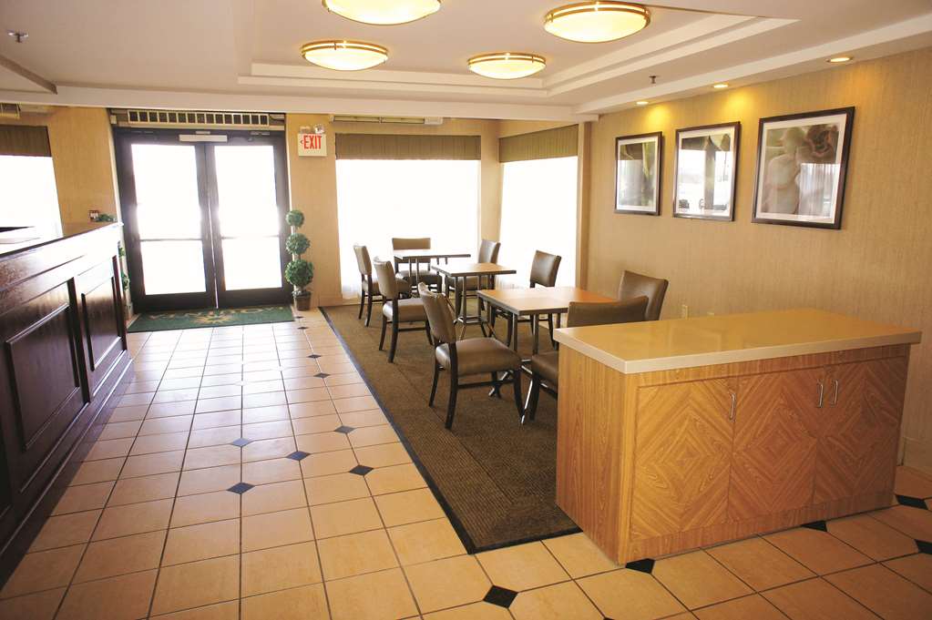 La Quinta Inn & Suites by Wyndham Warwick Providence Airport - photo 8