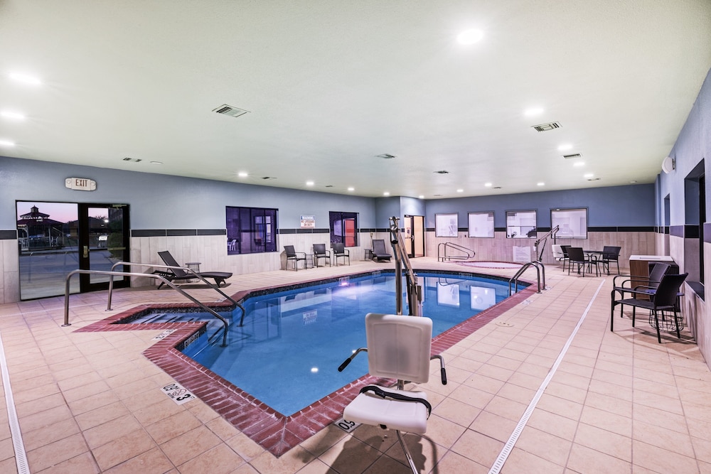 Holiday Inn Express Hotel and Suites Pryor by IHG - photo 23