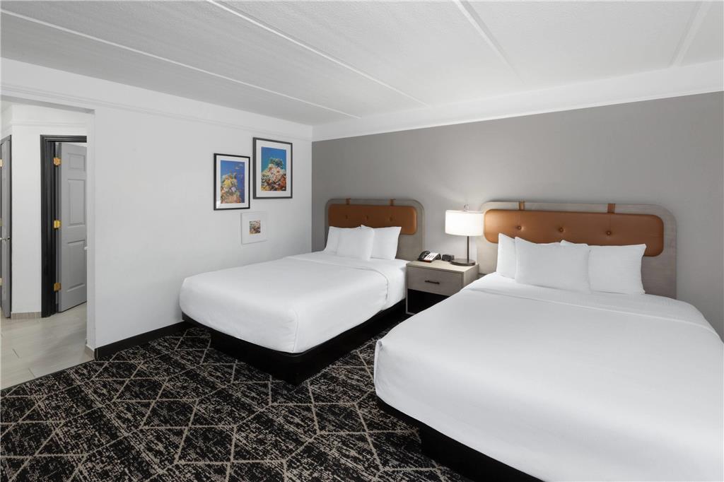 La Quinta Inn & Suites by Wyndham Houston Bush IAH South - photo 16