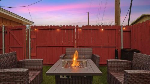 Serene 5BR 2BA Winter Home with Hot Tub & Fire Pit — 4-Star Luxury Hotel in Irving, United States