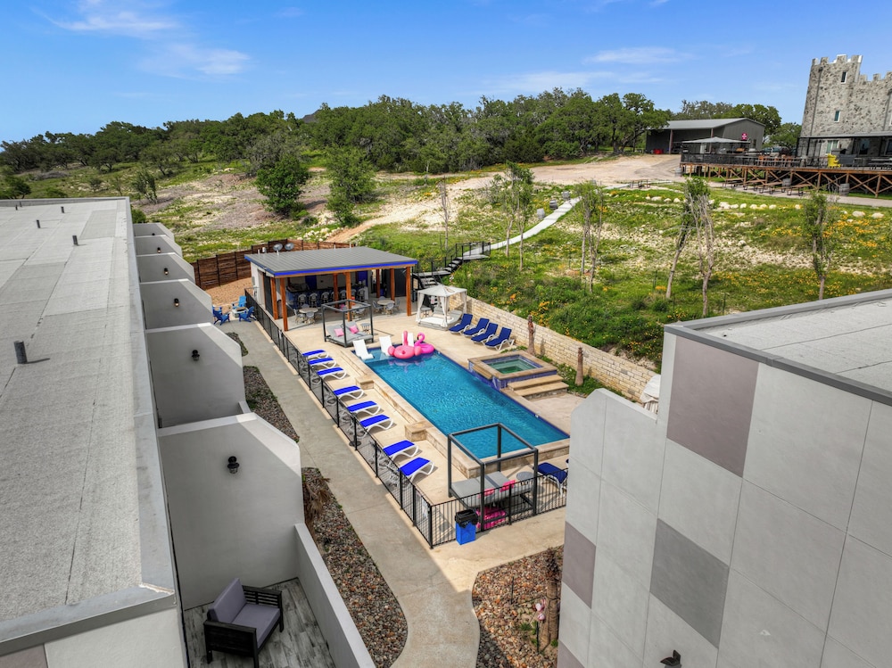 The Bentley Hotel Clint Eastwood Room Hill Country View - photo 20