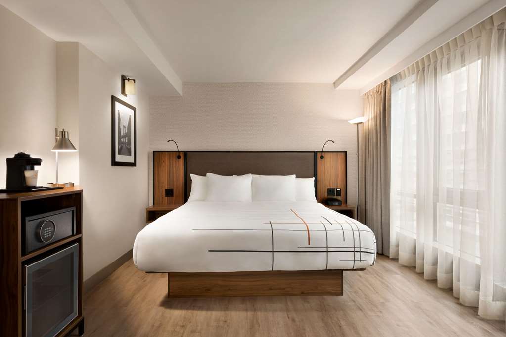 La Quinta Inn & Suites by Wyndham Times Square South - photo 29