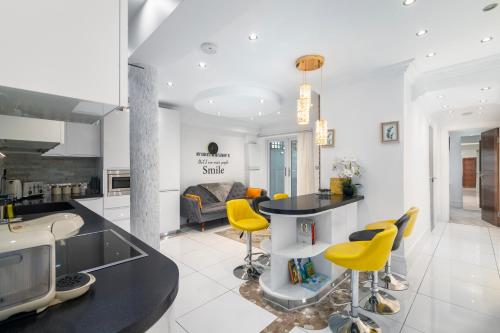 Stylish Flat with a Private Garden In Paddington — 4-Star Luxury Hotel in London, United Kingdom