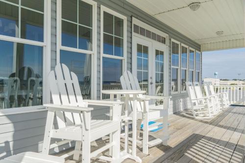Kiki Hut by Oak Island Accommodations - photo 7