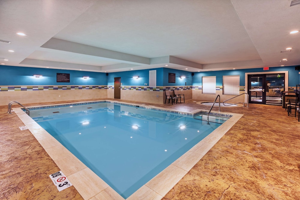 Hampton Inn & Suites Claremore - photo 34